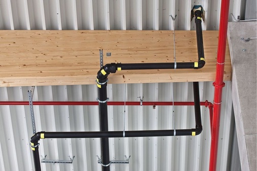 Drunter und drüber ohne Kollisionen — ­sichergestellt durch sorgfältige CAD-Planung, abgehängt mit Traversen, die die Last verteilen.