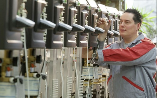 Produktion von Solarheizkesseln bei Solvis. Bei solchen Geräten werden Öl- oder Gaskessel mit Solarthermie und Speicher mit wenig Installationsaufwand kombiniert.