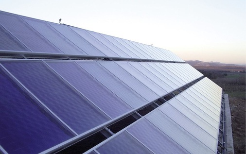 Großanlagen wie diese aufgeständerte Solarthermieanlage neben einem Hotel werden wegen steigender Energiekosten auch zunehmend für die Industrie interessant.