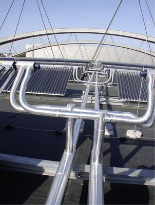Übersichtliche Anordnung der Vor- und Rücklaufleitungen auf dem Solardach der Messe Wels. - © Ritter XL Solar
