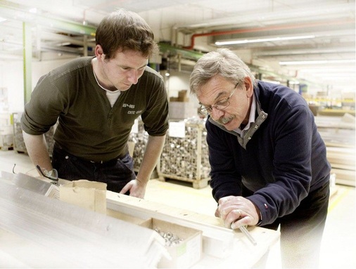 Kollektorfertigung bei REM in Rottenburg. Das Unternehmen beliefert deutsche, französische und italienische Großhändler mit Flachkollektoren.