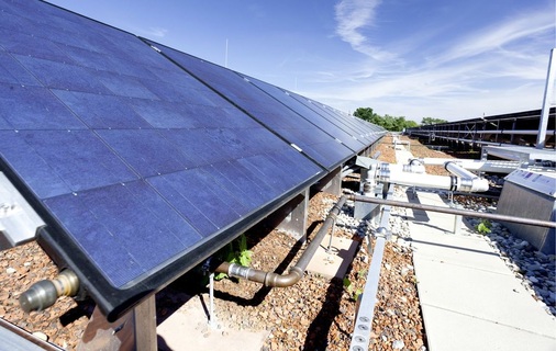 Auf dem Dach der Otto-Seeling-Schule in Fürth sind zum Teil auch PV-Module mit integrierten Wärmetauschern vom Solarzentrum Allgäu installiert. - © www.konturlicht.de
