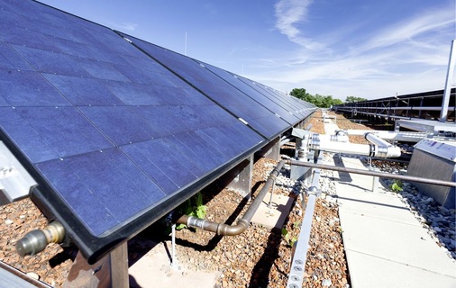 Auf dem Dach der Otto-Seeling-Schule in Fürth sind zum Teil auch PV-Module mit integrierten Wärmetauschern vom Solarzentrum Allgäu installiert.