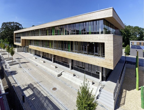 Die 30 Erdwärmesonden unterhalb der Otto-Seeling-Schule kühlen zum einen Teil im Sommer das Gebäude. Der andere Teil wird über die solare Wärme regeneriert.