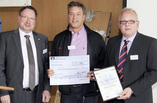 Nico Jung (r.) und Peter Matz (M.) erhielten von Andreas Mahlberg (IWO) die Auszeichnung zum Ausbildungsbetrieb des Jahres 2011.