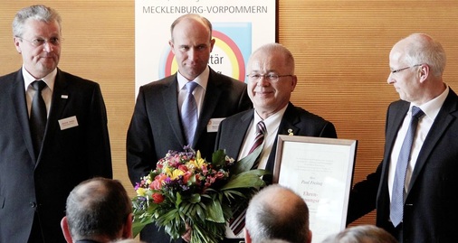 Mann der ersten Stunde: Paul Freitag führte den Fachverband SHK Mecklenburg-­Vorpommern 21 Jahre als Landesinnungsmeister und wurde zum Ehrenlandesinnungsmeister ernannt. V.l.: Manfred Stather, Martin Ratzke, Paul Freitag und Hans Müller.