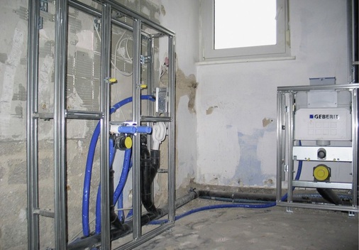In den 32 Badezimmern kam, neben ­vorgefertigten GIS-Vorwandelementen, die PushFit-Steckfitting-Technologie von Geberit zum Einsatz.