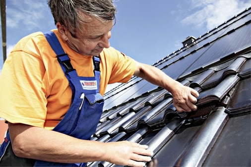 Eine Verbrauchssteuerung über hausinterne Smart- Grids nutzt auch Ertrags­spitzen aus. Hierzu bietet ­Solarwatt jetzt Komplettpakete für die Indachmontage an. - © Solarwatt
