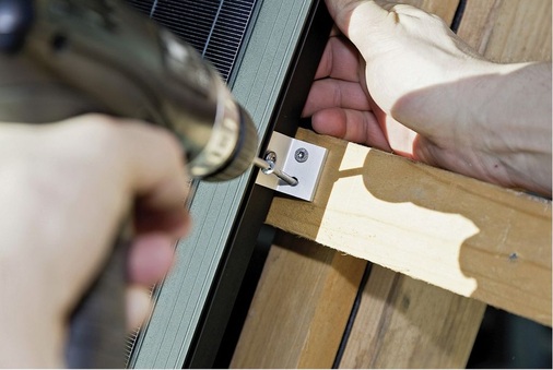 Zu Komplettpaketen, hier noch einmal Solarwatt, ­gehört natürlich auch die Montagetechnik. Deshalb eignen sich solche Systeme besonders auch für Gelegenheitssolarteure.