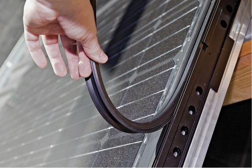 Das Indachsystem Easy-In von Solarwatt aus Dresden ersetzt die Dach­eindeckung. Die Premiumversion bietet zusätzlich Anlagenmonitoring und einen Energiemanager.