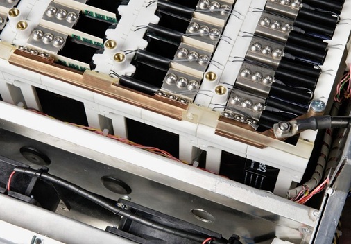 Blick auf eine Installation mit Lithium-Ionen-Akkus, die jetzt zunehmend in der Photovoltaik eingesetzt werden.