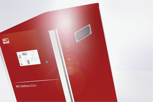 IBC Solar fährt bei Stromspeichern ­zweigleisig und ­bietet Geräte mit Blei-Gel-Akkus und Lithium-­Ionen-Akkus an.