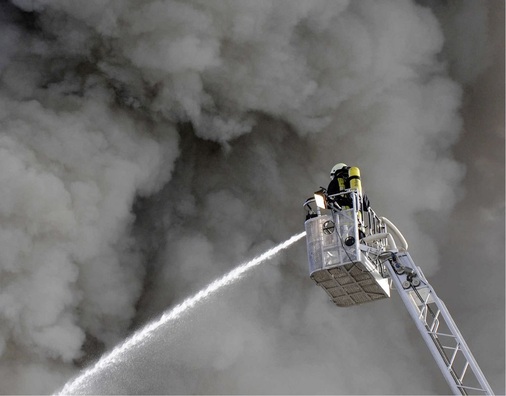 Feuerwehrleute müssen bei Bränden mit Solargeneratoren vorgeschriebene Sicherheitsabstände einhalten. Außerdem sollten Anlagen über einen leicht zugänglichen Freischalter verfügen.