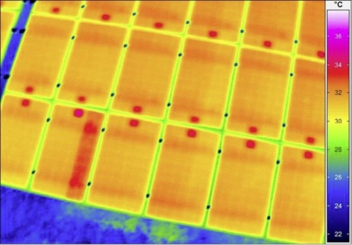 Auch die Strings der Zellen innerhalb eines Moduls können fehlerhaft verlötet sein. - © Meteocontrol
