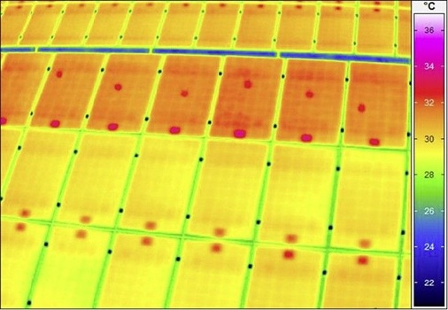 Die Übertemperatur eines Modulstrings weist auf fehlerhafte Verkabelung hin. - © Meteocontrol
