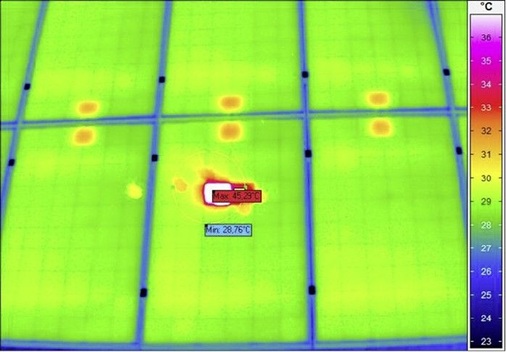 Schadensbild von Glasbruch auf der Modulfront in den Farben der Thermokamera.