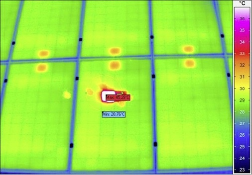 Schadensbild von Glasbruch auf der Modulfront in den Farben der Thermokamera. - © Meteocontrol
