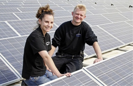Als Quereinsteiger in der Solarbranche können Anja und Jörg Tappeser Fähigkeiten aus ihren alten Jobs gewinnfördernd für ihren Solartechnikbetrieb in Schwerte einsetzen.