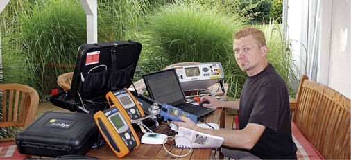 Jörg Tappeser hat sich zunächst in der Freizeit Fachwissen über PV aufgebaut. Heute bietet er Messungen auf Mängel und Unstimmigkeiten sogar als Dienstleistung an.