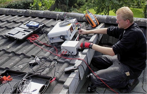 Bringen Modul bzw. String die zu ­erwartende Leistung? Ohne umfangreiche Messtechnik kommt auch ein Solarteur nicht aus. - © Fotos: Jörg Tappeser
