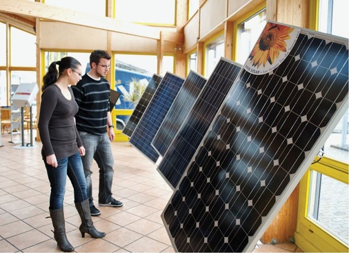 Was an Modulen und Wechselrichtern ins ­Angebot und in die Verkaufsräume kommt, hat stets eine Mustererprobung im Testfeld in Kobern-Gondorf durchlaufen. - © Viva Solar
