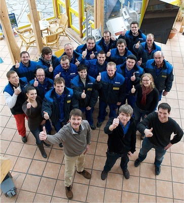Im Jahr 1993 fing Viva Solar mit zwei Mann an. Heute ist das ­Unternehmen auf über 20 Köpfe angewachsen und deckt ein breites Qualifikationsspektrum ab.