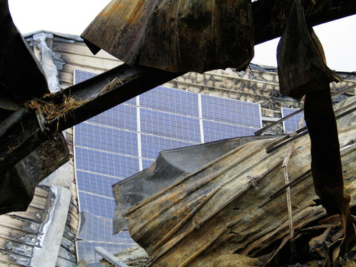 Mit der steigenden Zahl der Solaranlagen steigt auch die Wahrscheinlichkeit, dass

die Feuerwehr bei einem Brand eine solche auf dem Dach vorfindet.