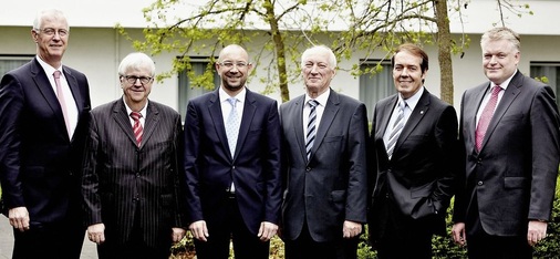 Mit neuem Gesicht präsentierte sich der Arge Neue Medien-Vorstand (v. l.): 

Klaus Jesse (Vaillant), Georg Rump (Oventrop), Réne Müller (Duravit), 

Karl-Heinz Wennrich (Burgbad) sowie der Vorstandsvorsitzende Hermann W. 

Brennecke (Grundfos) und Arge-Geschäftsführer Frank Kny.