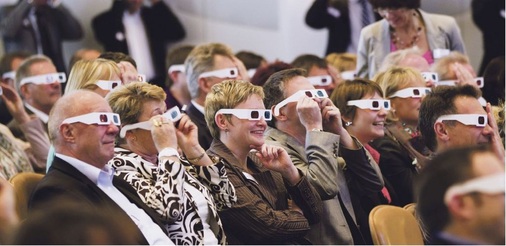 350 Teilnehmer kamen zur Jahreshauptversammlung der SHK-Einkaufs- und Vertriebs AG nach Kassel. Mit 3D-Brillen ausgestattet verfolgten sie die Präsentation der Badplaner des Jahres 2012 und die prämierten Badgestaltungen.