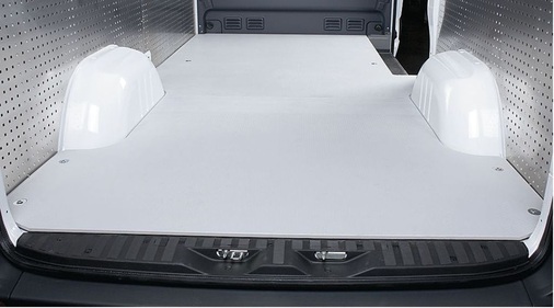 Der strapazierfä­hige Frachtraumboden wird von Aluca exakt passend für den jeweiligen Lieferwagen zugeschnitten und bildet die Basis für Einrichtungsmodule.