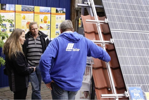 Kundenberatung am Tag der offenen Tür bei Bäder Solar aus Dinslaken. Der Betrieb nutzt die Aktionstage zur Neukundenakquisition.