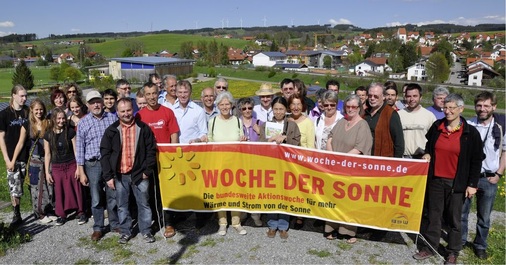 Gruppenbild vom Ausflug der Firma System Sonne aus Rottenacker in das Energiedorf Wildpoldsried im Allgäu.