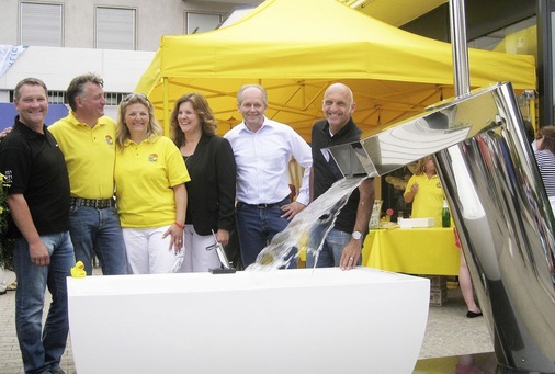 Freuten sich über die Brunnenkombination aus Hansastela und Bettecubo Silhouette (v.l.): Klaus Kömen (Hansa), Oliver und Sibylle Volk, Sonja Besler, Manfred Stratmann (beide Hansa) und Armin Warth (Bette).