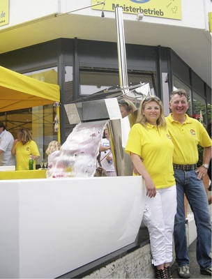 Oliver und Sibylle Volk und ihre Brunnenanlage mit aus Edelstahl-Spiegelblech gefertigter XXL-Armatur.