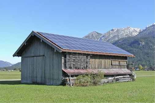 Trügerische Idylle: Photovoltaik ja, aber in Zukunft mit Batteriepuffer. Die wahllose Einspeisung von PV-Strom sorgt für Netzprobleme. Forderungen nach Stromspeichern werden immer lauter.