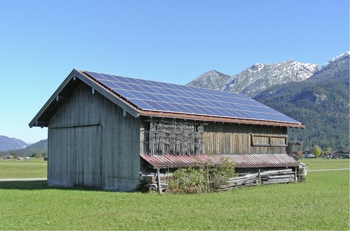 Trügerische Idylle: Photovoltaik ja, aber in Zukunft mit Batteriepuffer. Die wahllose Einspeisung von PV-Strom sorgt für Netzprobleme. Forderungen nach Stromspeichern werden immer lauter. - © Margot Dertinger-Schmid
