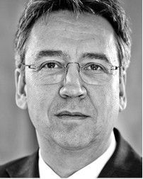 Andreas Mundt, Bundeskartellamt: „Es lohnt sich kaum, in Regelenergiekraftwerke zu investieren. Wir müssen mit der Volatilität ­leben.“ - © Bundeskartellamt
