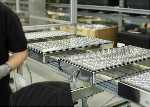 Die Erfolgsgeschichte von PV-Modulen setzt sich fort: Seriengefertigte Konzentrator-Zellen kommen heute schon auf bis zu 30 % Wirkungsgrad.