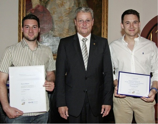 Guter Nachwuchs ist der Schlüssel zum Erfolg: Der Präsident ehrte Maximilian Behr, Landes­sieger der SHK-Anlagenmechaniker (r.) sowie Ofen- und Luftheizungsbauer Florian Bögner.