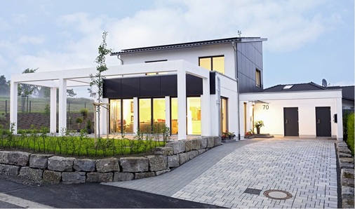 Das Energie-Plus-Haus erzeugt im Mittel mehr Energie als es verbraucht. Dieses Exemplar hier, das mit einer Buderus-Wärmepumpe beheizt wird, steht bei Wetzlar.