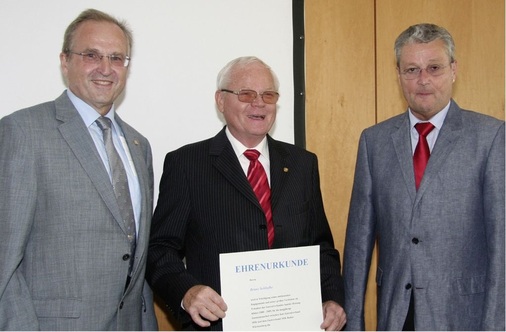 Bruno Schliefke mit der Ehrenurkunde und den ersten Gratulanten, dem Hauptgeschäfts­führer Dr. Hans-­Balthas Klein (l.) sowie dem Vorsitzenden Manfred Stather (r.)