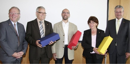Volker Werling (l.) und Manfred Stather (r.) gratulierten (v. l.) Wolfgang Friedrich, Norbert Arnold und Brigitte Kohler zu 25 Jahren im Ehrenamt.