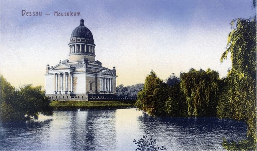 1897 baute Junkers für das neu errichtete Mausoleum der herzoglichen Familie in Dessau seine erste Gas-Heizung, die in der Gruftkirche installiert wurde.