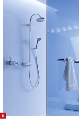 Findet ein Handtuchhalter in der Nähe der Dusche keinen Platz, kann die Duschtür oder Glasabtrennung hierfür genutzt werden. - © Keuco

