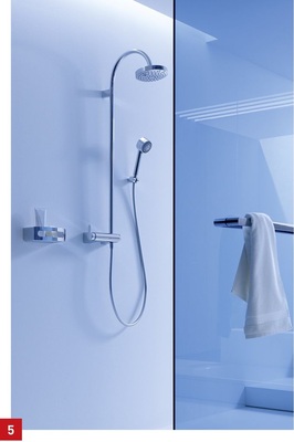 Findet ein Handtuchhalter in der Nähe der Dusche keinen Platz, kann die Duschtür oder Glasabtrennung hierfür genutzt werden.