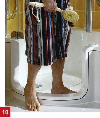 Wenn auf die Wanne nicht verzichtet werden soll und eine Dusche keinen Platz hat, ermöglichen Kombiprodukte mit Tür einen fast ebenen Einstieg.