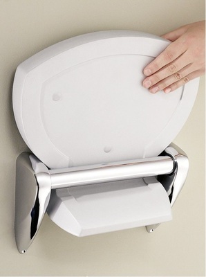 Klappsitze und Haltegriffe für Sicherheit im Alter — nach der DIN 18025-Teil II muss für Nachrüstbarkeit im Wohnungsbau Sorge getragen werden.