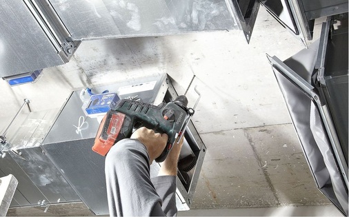 Vor allem auf dem Gerüst und beim Bohren über Kopf sind kabellose Geräte von Vorteil.