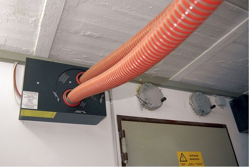 Die räumlichen Gegebenheiten machten es hier erforderlich, die Umschalteinheit an der Decke zu installieren. Daneben sind die Befüllstutzen zu sehen.