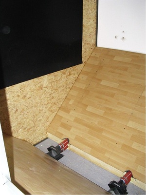 Ein selbst errichtetes Lager mit Prallschutz-matte an der Wand.